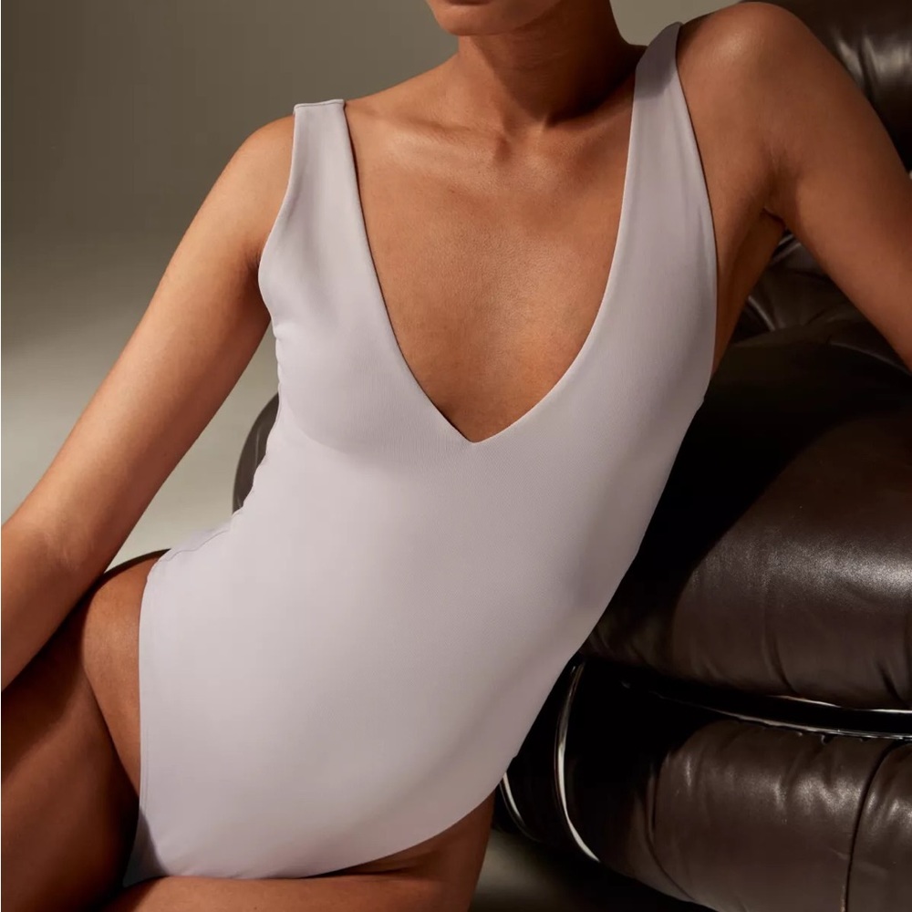 Babaton Contour V-Neck Bodysuit
